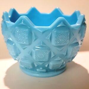 WESTMORELAND BOWL BLUE MIST MILK GLASS IN THE OLD QUILT PATTERN